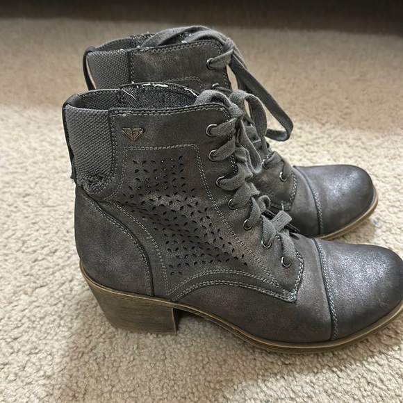 Roxy Shoes - Women’s Roxy boots gray size 8